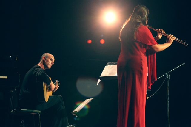 Niurka González en la flauta y Ricardo Gallén en la guitarra interpretando la Elegía por Cintio Vitier de Leo Brouwer en el Festival de Música de Cámara Leo Brouwer, 2012