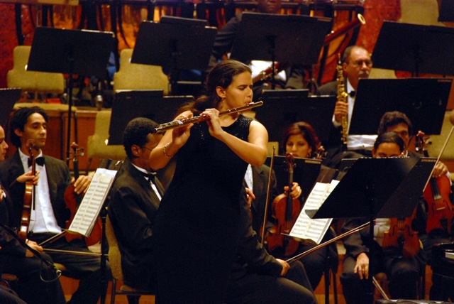 Niurka González tocando con la Orquesta Sinfónica Nacional